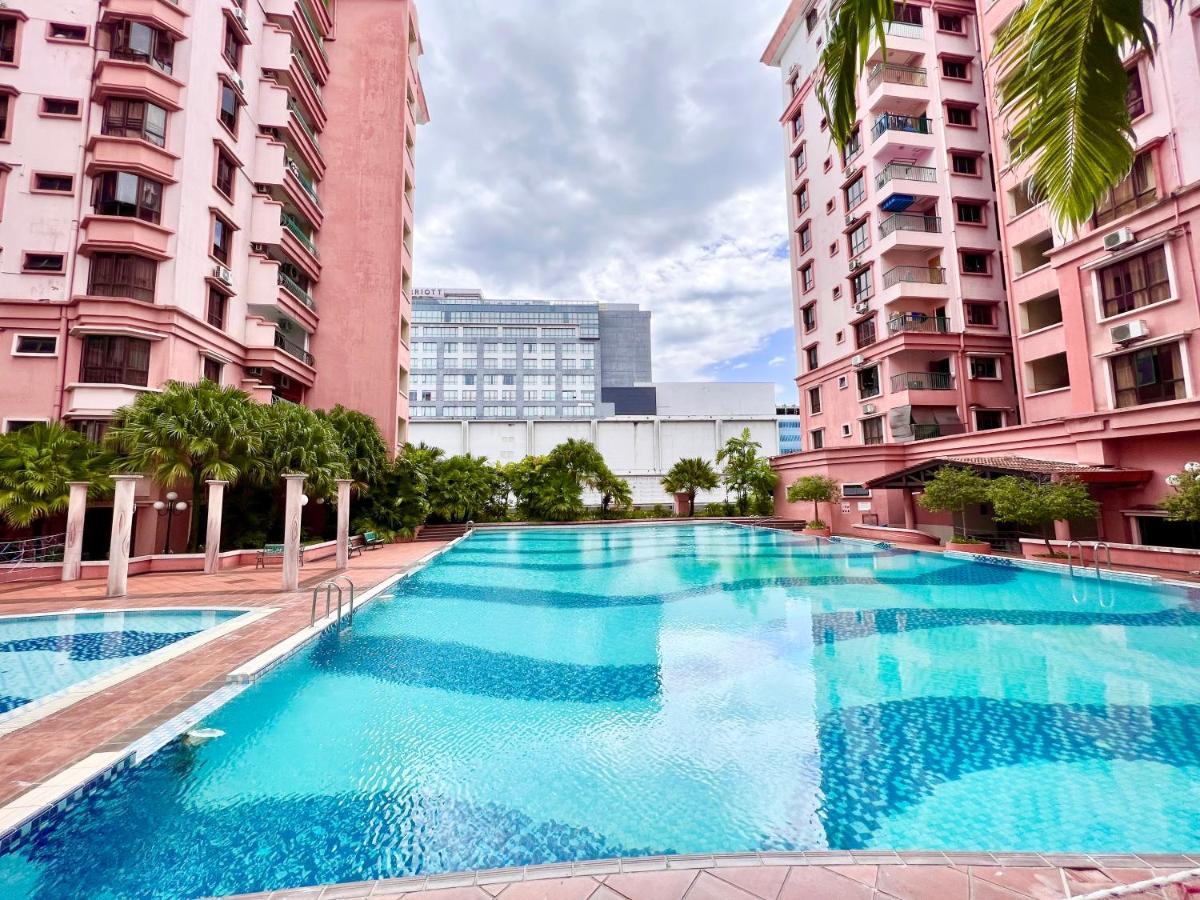 Penthouse Marina Court Vacation Home 4 Bedrooms Kota Kinabalu 14Pax Exterior photo